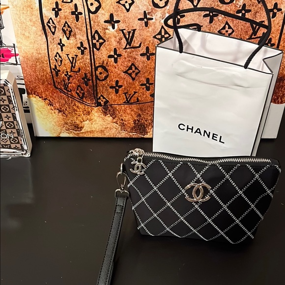 Chanel Beauty Black Quilted Wristlet/ Makeup Bag ❤️NEW❤️ - Picture 1 of 4